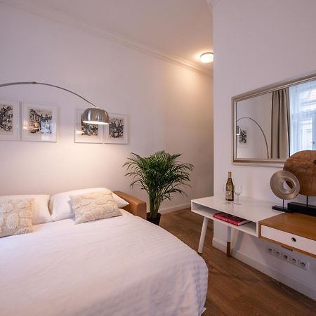 Modern Downtown Apt - Renovated, On Ideal Location براغ المظهر الخارجي الصورة