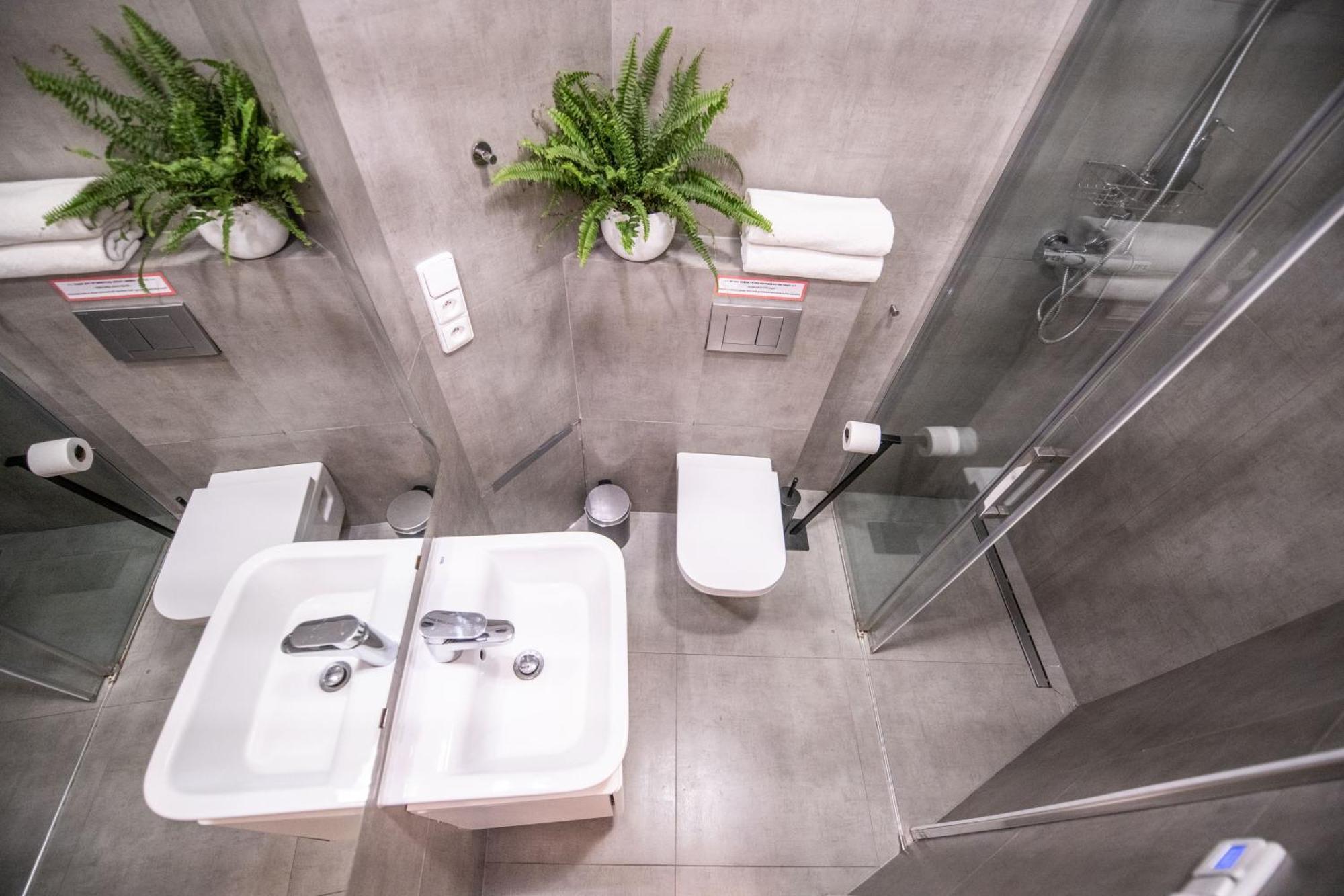 Modern Downtown Apt - Renovated, On Ideal Location براغ المظهر الخارجي الصورة